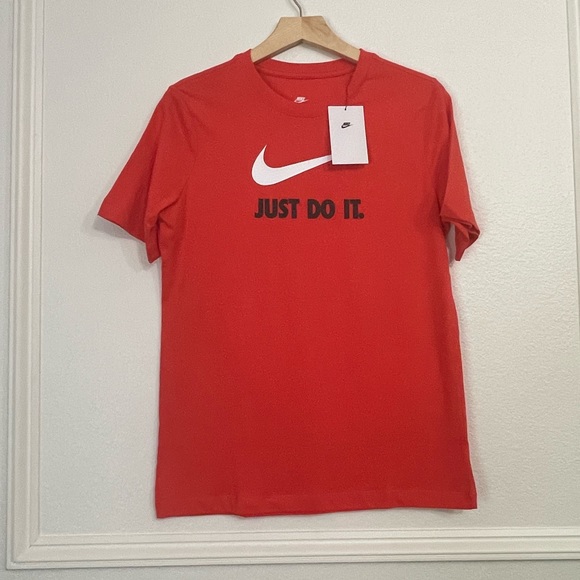 Big Boy’s Nike NSW ‘Just Do It’ Swoosh T-shirt, NWT - Picture 2 of 7